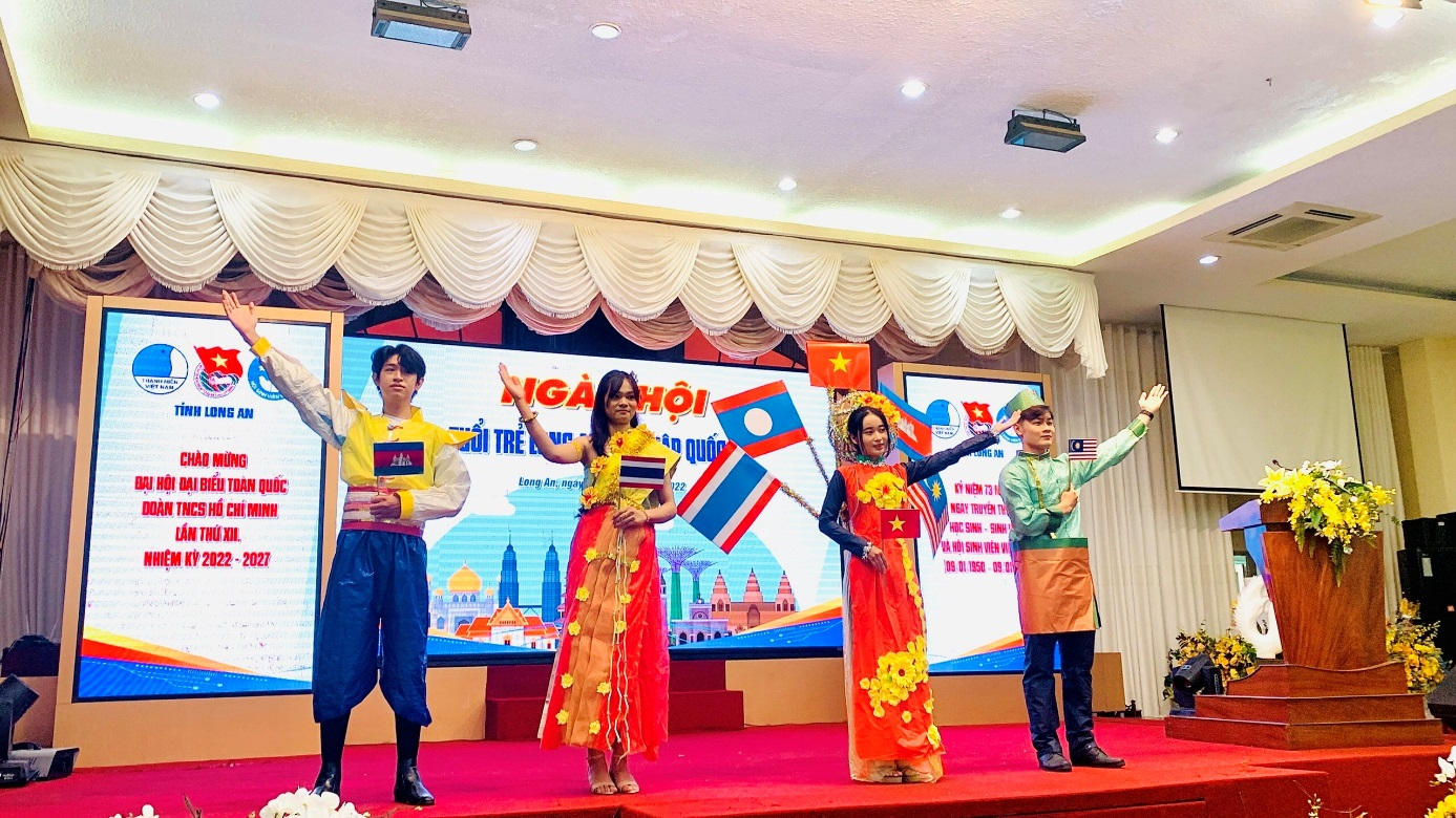 Phần thi trang phục truyền thống các nước ASEAN bằng các vật liệu tái chế từ đội dự thi các bạn đoàn viên Trường Đại học Kinh tế Công nghiệp Long An