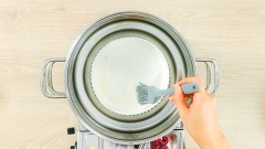 Cho phần chả cua vào một tô sứ hoặc tô thủy tinh, đem hấp trong 20 phút. Để làm mặt chả cua có màu vàng cam đẹp mắt bạn cho 2 lòng đỏ trứng vịt và 1 muỗng cà phê dầu điều vào một tô riêng, trộn đều rồi dùng cọ phết lên mặt chả cua. Đậy nắp hấp thêm 10 phút cho đến khi chín đều. Cuối cùng lấy chả ra, để nguội, sau đó cắt thành từng miếng nhỏ và thưởng thức.