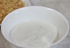 Đổ lượng nước vừa đủ và cho sắn vào nồi đun sôi, sau khi sắn sôi thì để lửa nhỏ để miếng sắn chín dẻo. Đậu phộng rang chín, bỏ vỏ, giã nhỏ, để rắc lên chè khoai khi ăn. Cốt dừa lấy khoảng 100ml, cho ra nồi, thêm chút nước đun sôi, sau đó cho chút bột năng hoặc bột sắn vào để cốt dừa sánh lại.