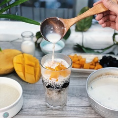 Và thế là tất cả các topping đã chuẩn bị xong rồi, các bạn đập đá thiệt nhỏ, cho từng lớp topping vào theo thứ tự đá bào, thạch sương sáo, xoài, bột báng và sau đó rưới nước cốt dừa lên.