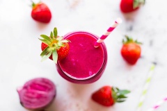 Trút sinh tố ra ly và thưởng thức. Dâu tây chứa nhiều vitamin, đẹp da, tốt cho sức khỏe. Sẵn đang mùa dâu tây, bạn hãy thực hiện ngay nhé!