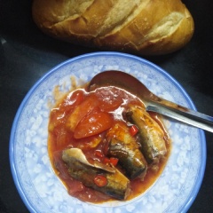 Dọn ra đĩa và dùng kèm bánh mì ngay cho nóng.