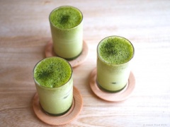 Trút latte trà xanh ra ly, thêm đá vào ly, rắc 1 lớp bột trà xanh mỏng lên trên trước khi dùng. Ngoài cách này, bạn có thể cho sữa tươi, bột trà xanh, đường vào tô, cho vào lò vi sóng khoảng 3 phút cho hỗn hợp vừa trở sôi thì lấy ra, khuấy đều đến khi sủi bọt là được.
