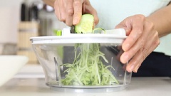 Cà rốt, dưa leo bào sợi nhỏ. Bắp cải cũng thái sợi mỏng. Đậu phộng rang xát vỏ, giã dập.