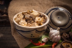 Bày đậu hũ ra thố và thưởng thức cùng cơm nóng cực ngon. Bữa ăn ngày chay của gia đình sẽ thêm phần hấp dẫn hơn và ngon hơn với món đậu hũ Tứ Xuyên chay này đấy. Nhanh tay lưu công thức và thử làm ngay nhé.