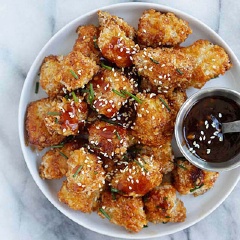 Trình bày ra đĩa và rắc mè cho thơm hơn và thưởng thức nhé.