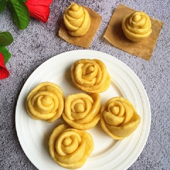 Bánh khoai lang hấp hình hoa hồng với những chiếc bánh nhỏ xinh xắn, màu vàng tươi tự nhiên. Bánh có vị ngọt nhẹ thơm béo hấp dẫn. Dùng ăn chơi hay lâu lâu làm món ăn sáng đổi khẩu vị đều tuyệt. Có thể phết thêm ít sốt mayonnaise hoặc ít mứt trái cây ăn kèm tùy thích.