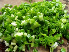 Cách nấu bánh canh ghẹ: Trước tiên, rửa sạch ghẹ tươi, tách lấy phần trứng ghẹ cho vào chén, thêm nước cốt chanh vào để khử mùi tanh. Phần thịt ghẹ bỏ yếm, cho vào chén. Rửa sạch hành lá, cắt nhỏ.