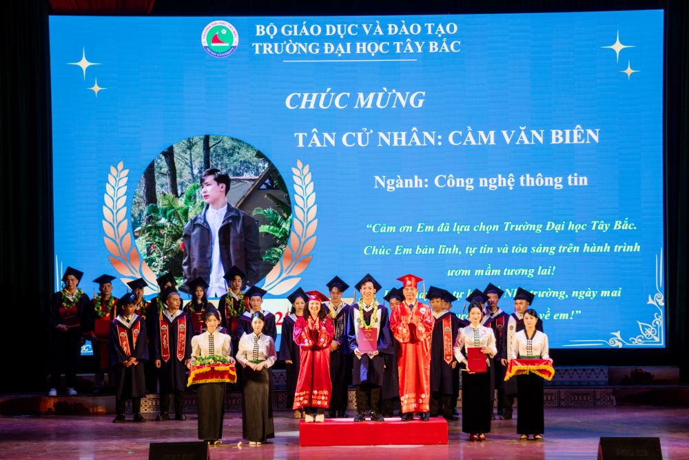 Trường Đại học Tây Bắc tổ chức Lễ Bế giảng và Trao bằng cử nhân cho khóa học 2022–2026