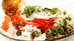 Chuẩn bị một chiếc tô lớn, cho sò lông vào tô, vắt vào 1/2 trái chanh (gia giảm tùy khẩu vị), 1 muỗng canh đường rồi trộn đều. Tiếp theo xếp các thành phần vừa chuẩn bị ở bước 3 vào tô, thêm 80gr cà rốt thái sợi, 50gr kiệu chua, 30gr ớt sừng thái sợi, 30gr tắc thái lát. Rưới nước mắm tắc đã chuẩn bị vào tô rồi trộn đều.