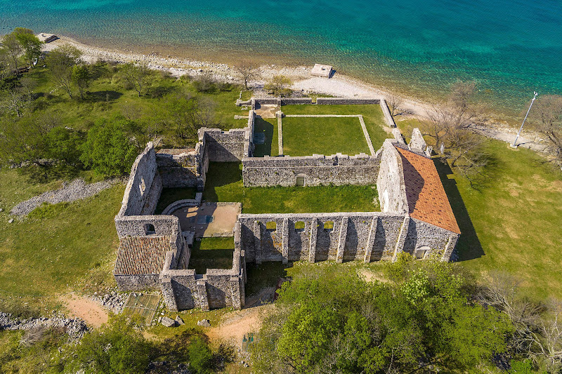 Ruins near the Omišalj city centre.