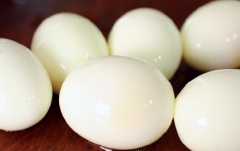 Đem luộc trứng với nước và giấm. Trứng chín, ngâm trong nước lạnh khoảng 10 phút cho dễ bóc vỏ. Bóc vỏ.