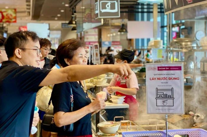 Hàng ăn, quán nước chật kín khách xếp hàng dịp nghỉ lễ 30/4 – 1/5/2026 - Chuyên trang Gia Đình &amp; Xã Hội - Báo Sức khỏe &amp; Đời sống