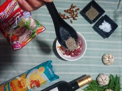 Ướp thịt bò với tỏi, dầu hào, muối, tiêu trong 20 phút, sau 5phút đảo đều 2 - 3 lần cho phần thịt bò thấm gia vị thêm phần mềm, ngon.