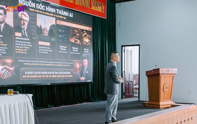 Wai Hoàng và học viên