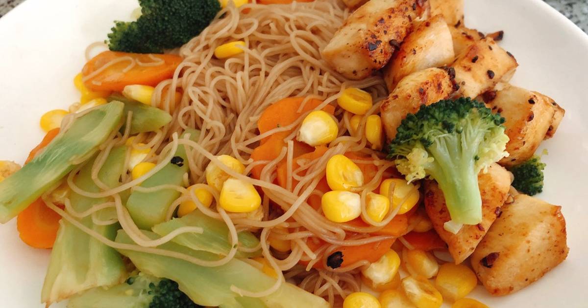 Bún gạo lứt xào rau củ và ức gà áp chảo