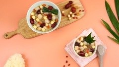 Chè hạt sen long nhãn ngọt thanh không gắt, thêm các nguyên liệu như hạt sen, táo đỏ, kỷ tử rất tốt cho sức khỏe. Đây sẽ là một món tráng miệng rất phù hợp trong những ngày thời tiết nắng nóng oi bức.