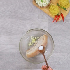 Luộc 300gr thịt ba rọi trong 5 phút, vớt ra để ráo (dùng nĩa hoặc xiên nhọn xăm đều phần da giúp khi chiên da được giòn ngon) rồi ướp 15 phút cùng 1/2 muỗng cà phê hạt nêm, 1 muỗng cà phê đường và 5gr tỏi băm.