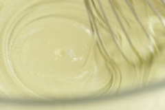 Cho bột gạo nếp, bột mì và bột matcha vào trong bát trộn đều. Thêm 100ml nước vào hỗn hợp trộn cho đến khi bột mềm mịn.