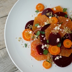 Cho salad ra đĩa và thưởng thức. Vị ngọt của cà rốt và củ dền, thơm mát của cam rất dễ ăn đấy. Bạn đã bao giờ làm thử món này chưa? Nếu chưa thì hãy bắt tay ngay và luôn đi nào!