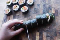 Cuối cùng, dùng dao thật bén có quét một lớp mỏng dầu ăn trên lưỡi dao rồi cắt kimbap thành từng miếng vừa ăn. Món kimbap cuộn kim chi này có thể dùng cho bữa ăn chính rất ngon và hấp dẫn, có thể cho vào hộp mang theo ăn trưa văn phòng nhé!