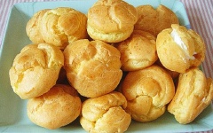 Bánh chín lấy ra để nguội, rạch 1 đường ở giữa bánh và cho nhân kem vào. Vậy là bánh su kem đã hoàn thành. Làm bánh su kem xong, thành phẩm bánh ngon nhất sẽ là lúc lạnh và để được 1-3 ngày. Tuy nhiên, nếu chỉ có vỏ không, các bạn có thể cho vào túi kín, cho vào ngăn đá thì sẽ bảo quản được lên tận 1 tháng, khi nào ăn thì rã đông. Thứ dễ hỏng ở trong su kem là phần nhân thôi. Thưởng thức một vài chiếc bánh su ngon ngậy này với một tách trà nóng hay cà phê thì thật tuyệt vời biết bao! Bạn đã tự tin hơn với cách làm bánh này chưa nào?
