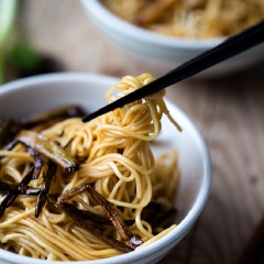 Những món ăn của người Hoa thường chú trọng chiên xào và có khá nhiều dầu mỡ tuy nhiên khi thưởng thức thì không hề gây cảm giác ngán hay ngấy. Và mì trộn dầu hành này cũng vậy, sợi mì mềm dai hòa với hành lá được phi chín vàng cùng dầu beo béo nhưng không hề gây cảm giác khó chịu khi ăn. Hãy thử lưu lại cách làm món này ngay nhé.