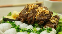Thịt nướng kim tiền hấp dẫn hơn khi ăn cùng với bánh hỏi hay bún, các loại rau sống và nước mắm ớt chua ngọt chắc chắn sẽ đem đến cả nhà bạn một bữa ăn trọn vẹn.