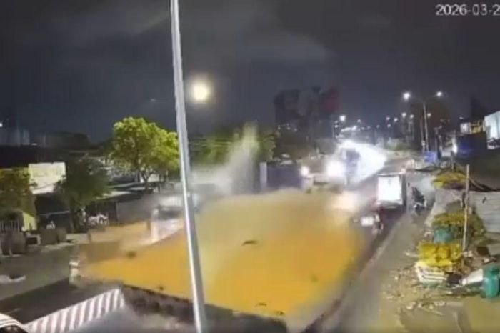 Clip kinh hoàng: Tấm thép 10 tấn rơi xuống, đè nát cabin xe rác khiến tài xế tử vong - Chuyên trang Góc nhìn pháp lý - Tạp chí Người đưa tin
