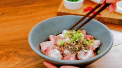 Đặt 400gr thịt nạc vai đã làm sạch lên thớt và cắt thành từng miếng quân cờ. Sau đó cho vào tô ướp cùng 1/2 muỗng canh hạt nêm, 1/2 muỗng canh đường, 1 muỗng canh nước mắm, 10gr hành tím băm, 10gr tỏi băm, 10gr đầu hành băm và 1 muỗng canh tiêu sọ đập dập trộn đều rồi để thịt ướp trong 10 phút.