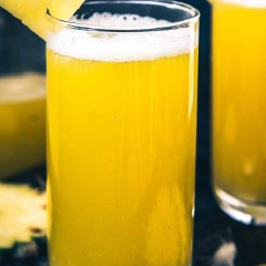 Rót nước thơm ra ly và thưởng thức, bạn có thể cho thêm đá nếu thích nè. Nước ép thơm có vị ngọt tự nhiên, lại hơi chua nên uống rất ngon. Đặc biệt loại nước ép này chứa lượng vitamin C vô cùng dồi dào nên bạn hãy uống nó thường xuyên để có một làn da và sức khỏe thật tốt nhé.