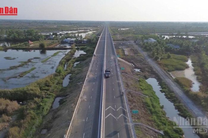 [Video] Giá xăng dầu biến động khiến chi phí bảo trì đường bộ dự kiến đội gần 1.000 tỷ đồng - Báo Nhân Dân