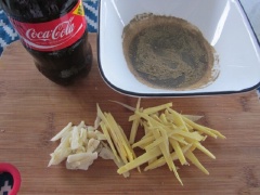 Cho coca cola, nước tương còn lại, 1/2 muỗng cà phê tiêu hòa chung trong một cái tô. Gừng cắt sợi, tỏi cắt lát. Hành lá rửa sạch, cắt nhỏ.