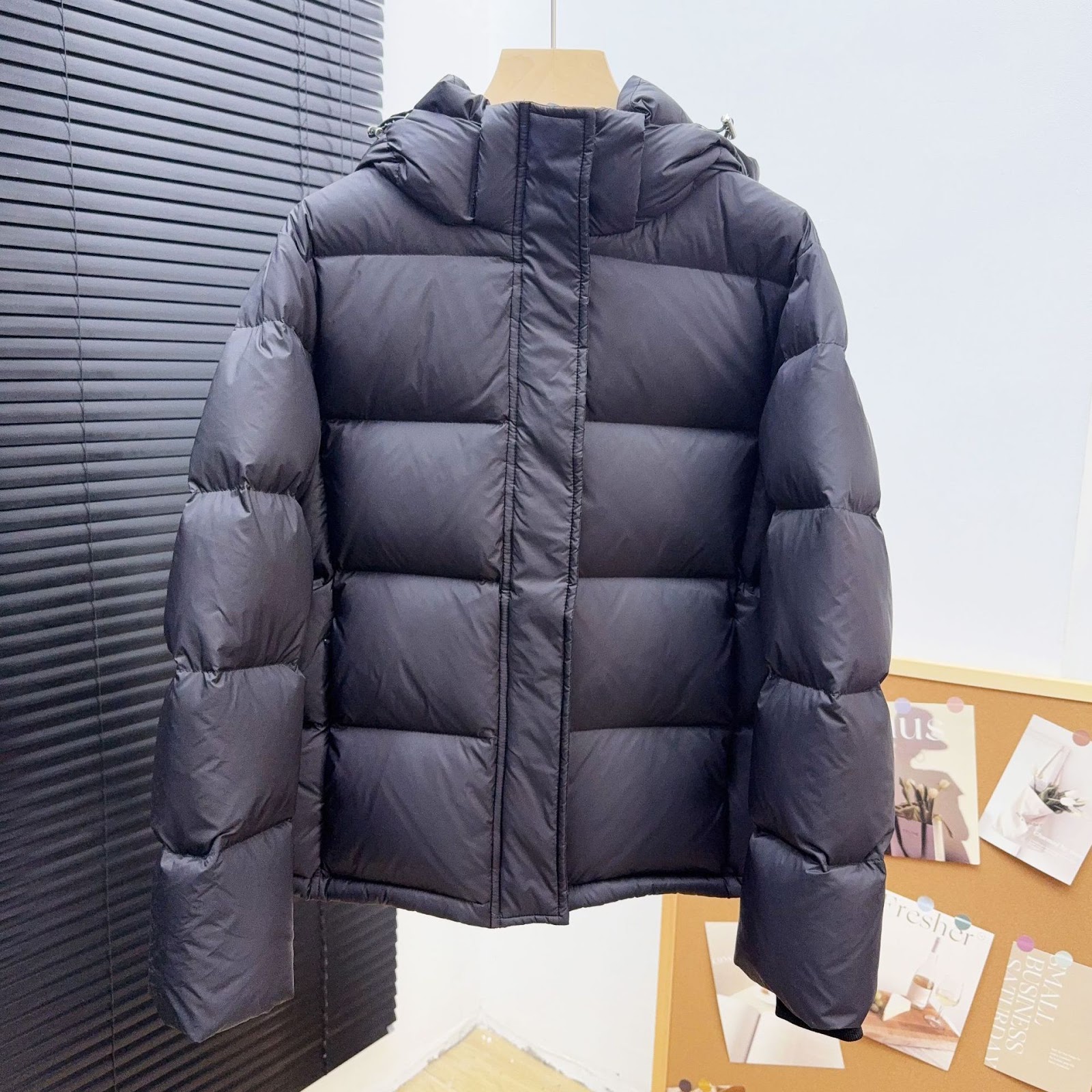 Kurze Damen-Daunenjacke mit abnehmbarer Kapuze