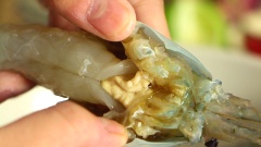Rửa sạch 500gr tôm càng xanh, bóc vỏ mình tôm, giữ lại đuôi. Dùng kéo cắt một đường dưới đầu tôm để thấy được gạch tôm. Dùng muỗng nhỏ múc phần gạch tôm cho vào chén. Bắc nồi nước sôi, cho phần gạch tôm vào hấp cách thuỷ, nêm gia vị với 30ml nước cốt chanh, 1 muỗng canh đường, 1 muỗng canh nước mắm, khuấy đều đến khi phần sạch sôi lên và hoà quyện thì tắt bếp.