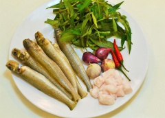Cá bống đục làm sạch, rửa sạch rồi để ráo. Hành tím, tỏi bóc bỏ vỏ, băm nhỏ.Mở heo rửa sạch, cắt hạt lựu. Cho vào chảo thắng cho ra nước mỡ, thu lấy top mỡ.