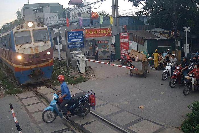 Người đàn ông đi xe máy va chạm tàu hỏa khi nghe điện thoại, vượt rào chắn đường sắt - Báo Xây Dựng