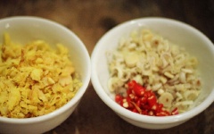 Củ riềng gọt vỏ, cho vào máy xay sinh tố, xay nhỏ. Sả băm nhỏ. Ớt cắt lát.
