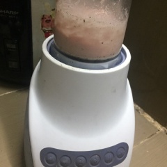 Giò sống có thể mua sẵn. Nhưng mình thích tự xay ở nhà cho ngon. Xong mình cho thịt vào cối xay nhuyển trộn chung cà rốt băm nhỏ và đậu que nêm chút tiêu và hành khô, 1/2 muổng hạt nêm Knorr.