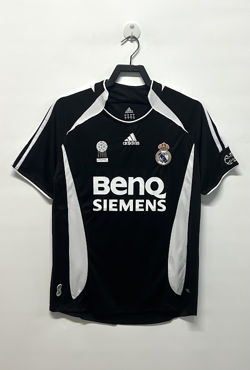 Tercera equipación del Real Madrid 2006-07.jpeg