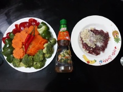 Muốn món bò xào thập cẩm thơm ngon thì bước ướp thịt bò phải chuẩn. Thịt ướp với xốt nêm đậm đặc Knorr, nước mắm, rượu trắng, hạt tiêu, tỏi, gừng, hành tím, trong 15 phút cho thấm đều gia vị.