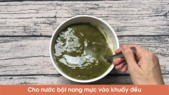 Rửa sạch lá sương sâm, vò lá sương sâm với ít nước, vắt lấy nước sương sâm và để đông lại.