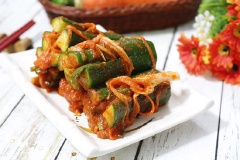 Xếp kim chi dưa chuột vào hộp và đậy nắp kín, để nhiệt độ thường khoảng 2-3 ngày cho dưa lên men là có thể thưởng thức. Kim chi dưa leo chua cay, nhai giòn sần sật, thơm ngon, kích thích vị giác giúp bạn ăn thêm ngon miệng. Món này có thể bảo quả tủ lạnh dùng dần trong thời gian dài. Thích hợp cho những bữa cơm ngày lạnh.