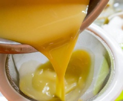 Cho nước dùng dashi, nước tương, rượu Mirin, muối trộn đều với nhau, đập trứng gà vào rồi đánh tan. Lược qua rây nhiều lần cho hỗn hợp mịn mượt.