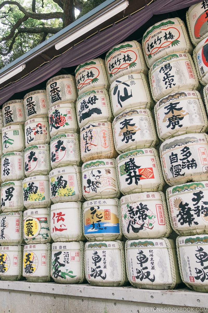 Tại các đền thờ Thần đạo, những hàng thùng và chai rượu sake được tặng được trưng bày một cách kiêu hãnh.