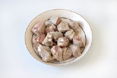 Sườn chặt miếng vừa ăn, rửa sạch. Đun sôi một nồi nước cho sườn vào luộc qua rồi rửa sạch lại sườn.