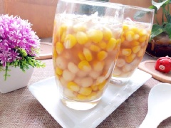 Múc chè ra chén dùng nóng. Nếu thích dùng lạnh có thể thêm đá viên, nước đường, nước cốt dừa, dừa nạo và ít đậu phộng rang cho thơm. Chè bắp hạt sen mát ngọt, bắp hột giòn sần sật, hạt sen chín bùi thơm. Món chè này không chỉ giải nóng, thanh nhiệt cơ thể làm còn có công dụng an thần giúp ngủ sâu.