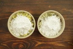 Thêm vào chỗ khoai nghiền sao cho cứ 100g khoai nghiền thì trộn cùng với 40g bột năng và 30g đường bột nhé! Có thể thêm ít nước trong quá trình trộn và nhào cho đến khi hỗn hợp khoai và bột thành khối đồng nhất và có độ ẩm vừa phải không bị vỡ vụn nhé!