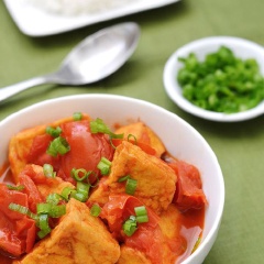 Cho đậu hũ sốt cà chua ra tô, rắc thêm ít hành lá cắt nhỏ, dùng nóng với cơm. Đậu hũ chiên sốt cà chua béo thơm là món ăn đơn giản và quen thuộc đối với bữa cơm gia đình. Đậu hũ chiên béo thơm, hòa quyện cùng sốt cà chua chua, đậm vị hấp dẫn đưa cơm.