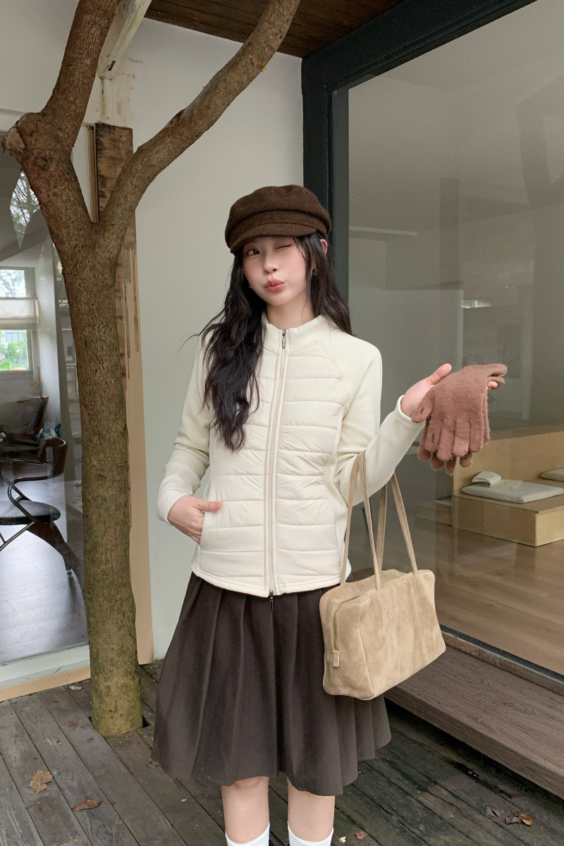 Lightweight, tailored women's sports jacket with stand-up collar